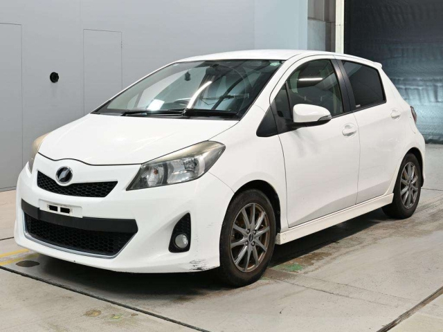 TOYOTA VITZ — фото