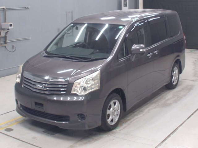 TOYOTA NOAH — фото