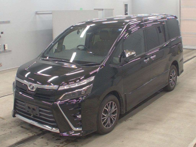 TOYOTA VOXY — фото
