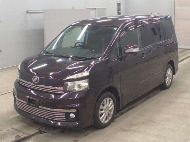 TOYOTA VOXY — фото