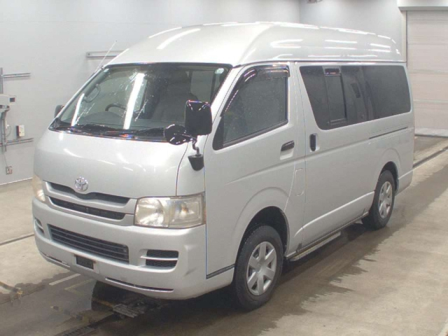 TOYOTA HIACE — фото