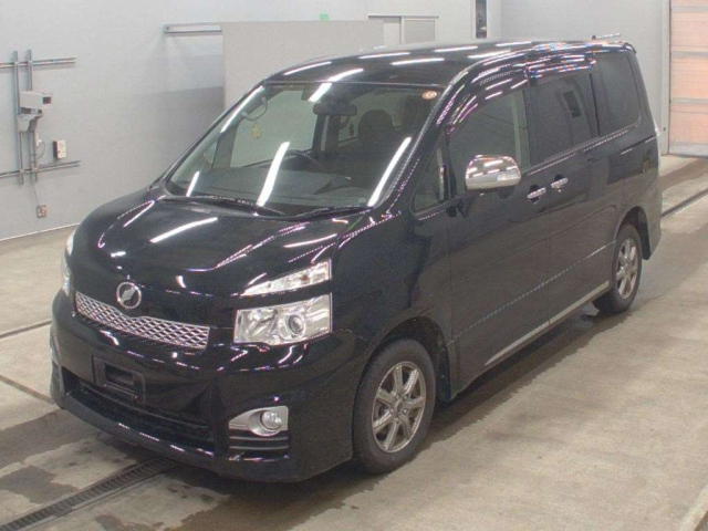 TOYOTA VOXY — фото
