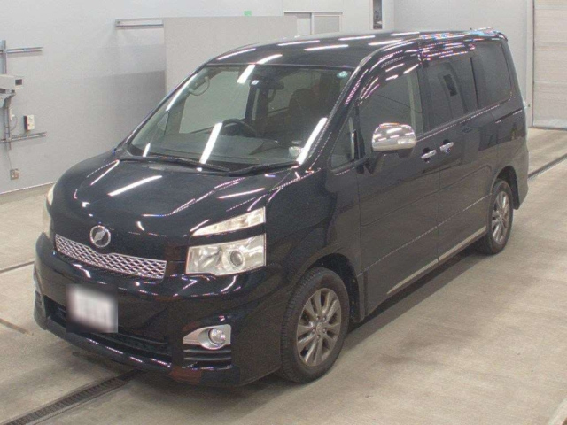 TOYOTA VOXY — фото