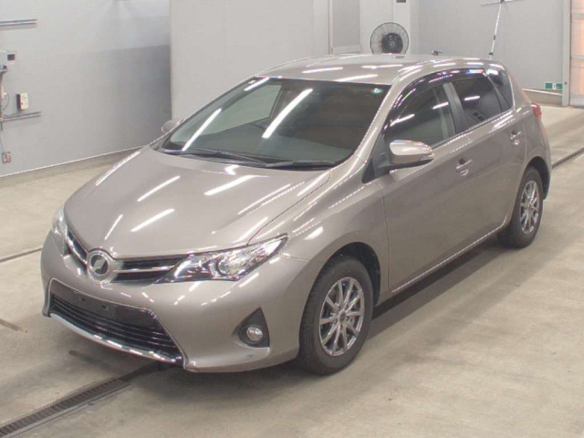 TOYOTA AURIS — фото