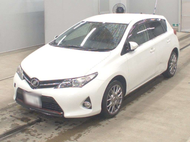 TOYOTA AURIS — фото