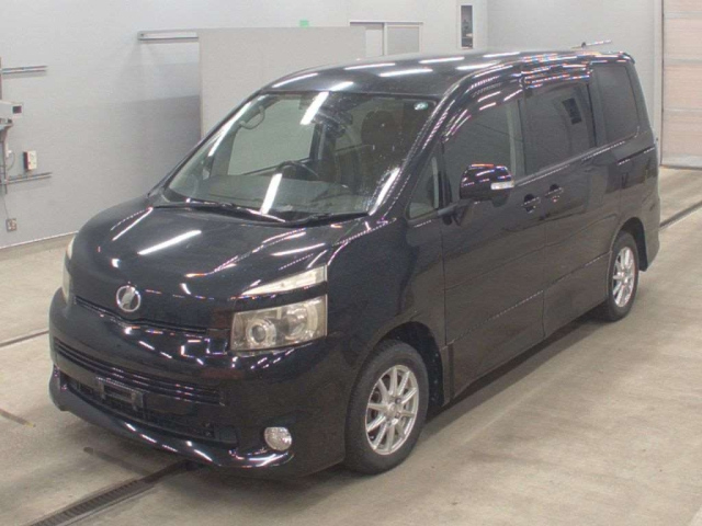 TOYOTA VOXY — фото