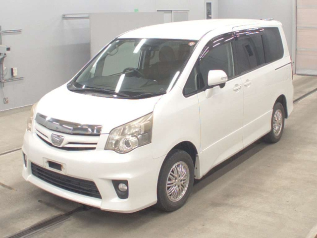 TOYOTA NOAH — фото