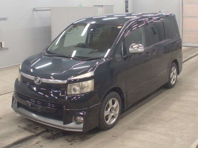TOYOTA VOXY — фото
