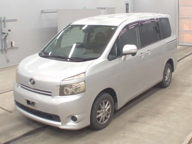 TOYOTA VOXY — фото
