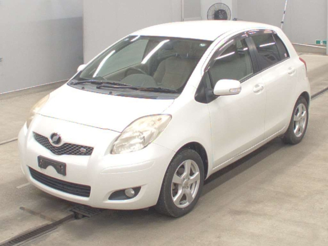 TOYOTA VITZ — фото