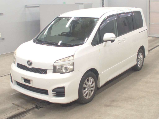 TOYOTA VOXY — фото