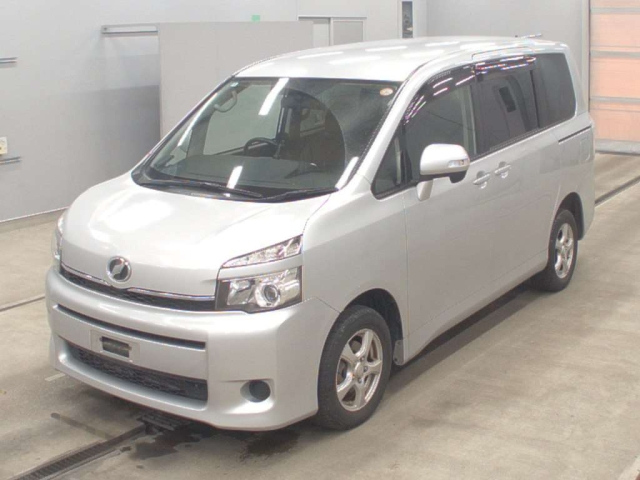TOYOTA VOXY — фото