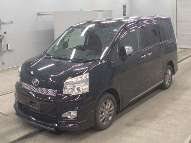 TOYOTA VOXY — фото