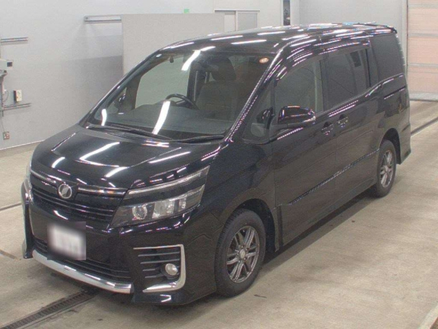 TOYOTA VOXY — фото
