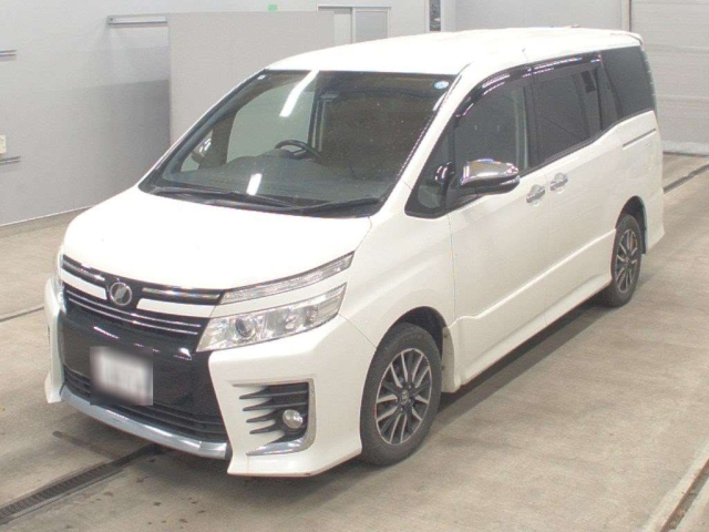 TOYOTA VOXY — фото
