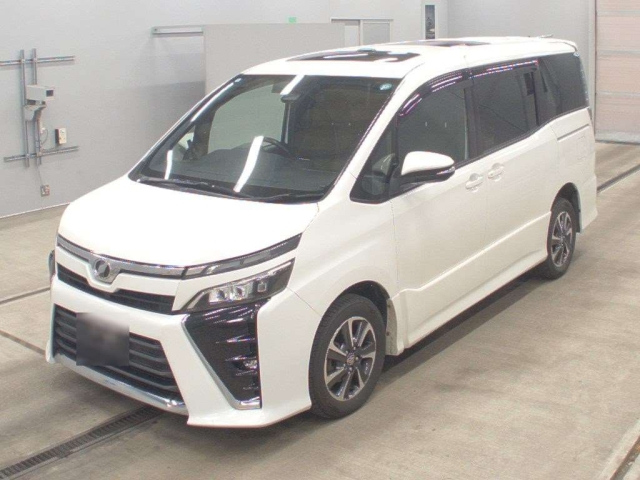 TOYOTA VOXY — фото