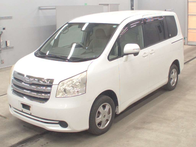 TOYOTA NOAH — фото