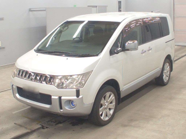 MITSUBISHI DELICA — фото