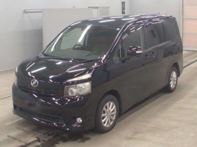 TOYOTA VOXY — фото
