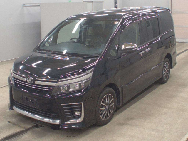 TOYOTA VOXY — фото