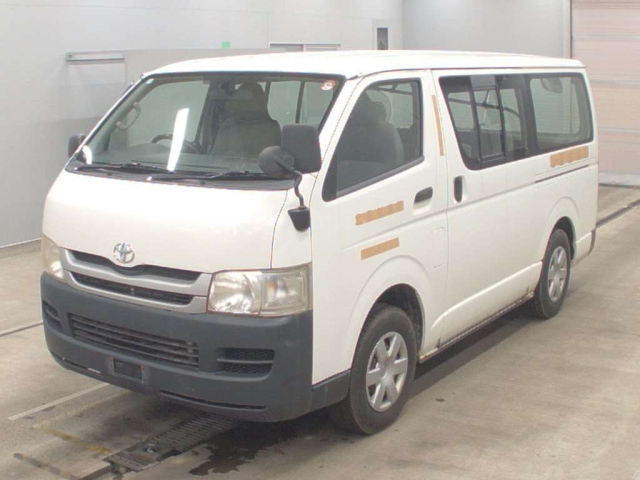 TOYOTA HIACE — фото