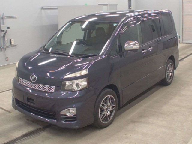 TOYOTA VOXY — фото