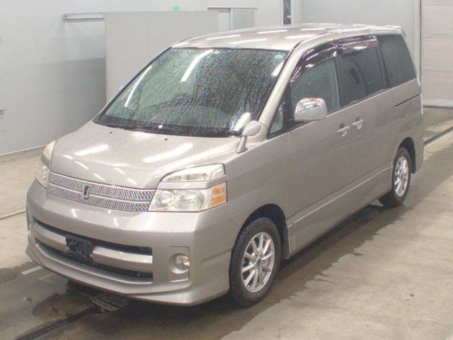 TOYOTA VOXY — фото