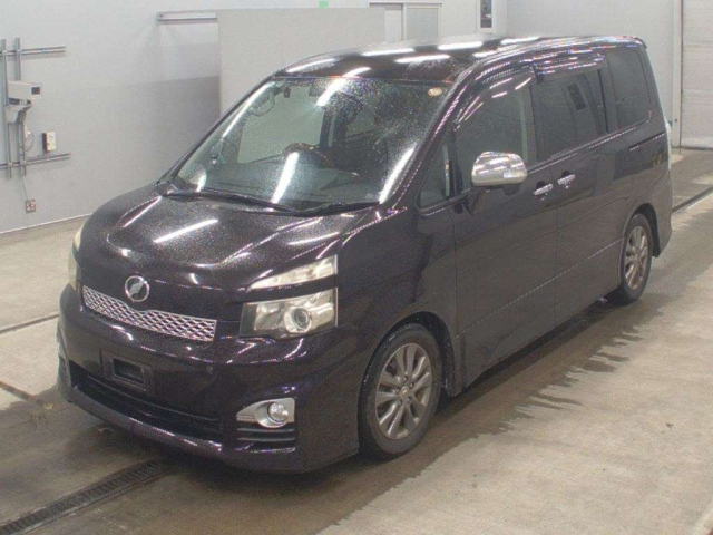 TOYOTA VOXY — фото
