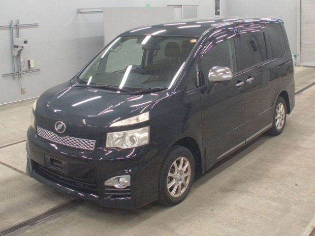 TOYOTA VOXY — фото