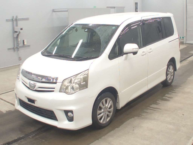TOYOTA NOAH — фото