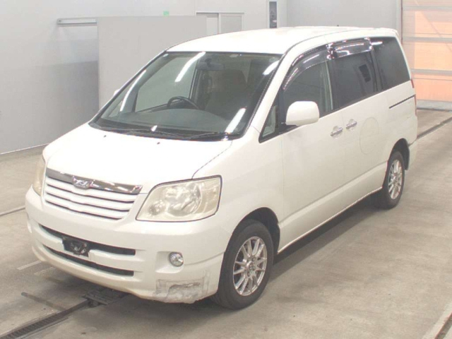 TOYOTA NOAH — фото