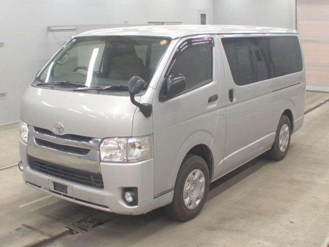 TOYOTA HIACE — фото