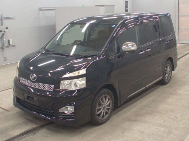TOYOTA VOXY — фото