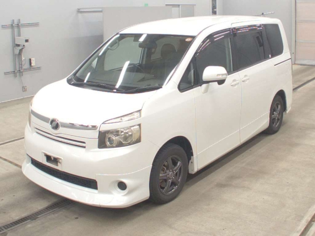 TOYOTA VOXY — фото