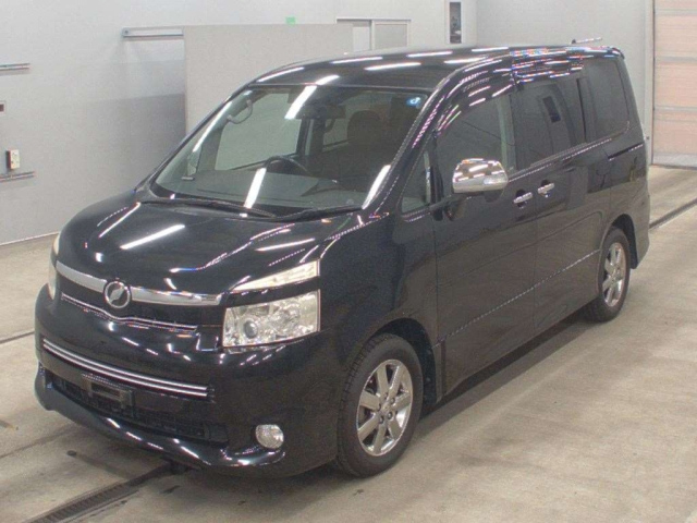 TOYOTA VOXY — фото