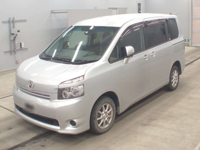 TOYOTA VOXY — фото