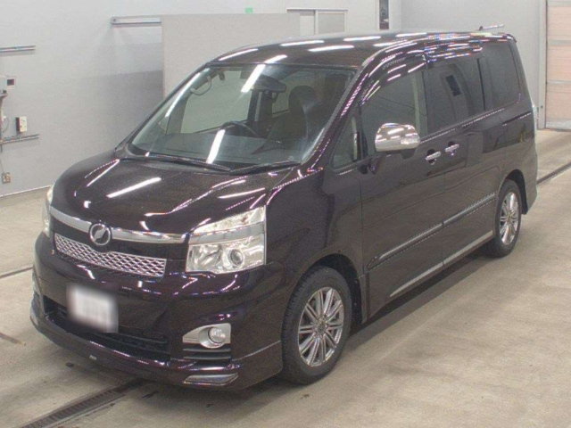 TOYOTA VOXY — фото