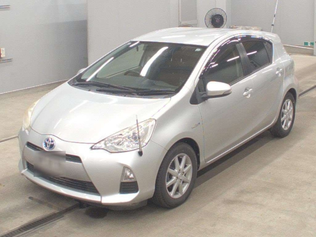 TOYOTA AQUA — фото