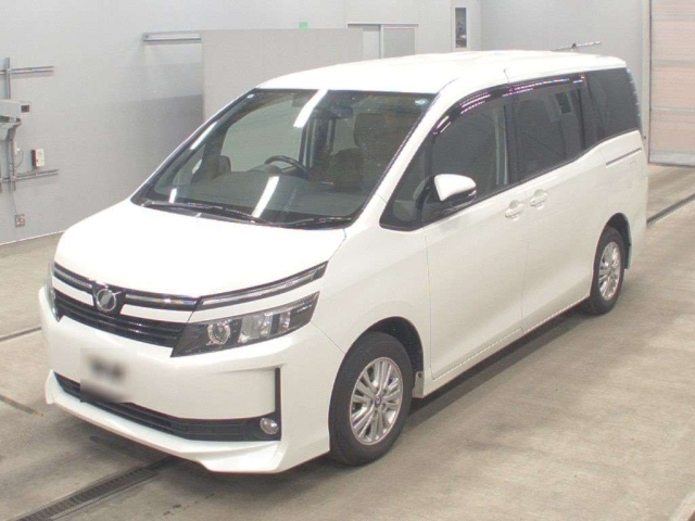 TOYOTA VOXY — фото