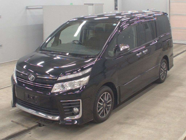 TOYOTA VOXY — фото