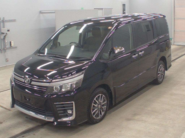 TOYOTA VOXY — фото