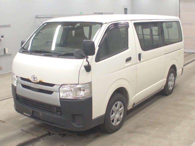TOYOTA HIACE — фото