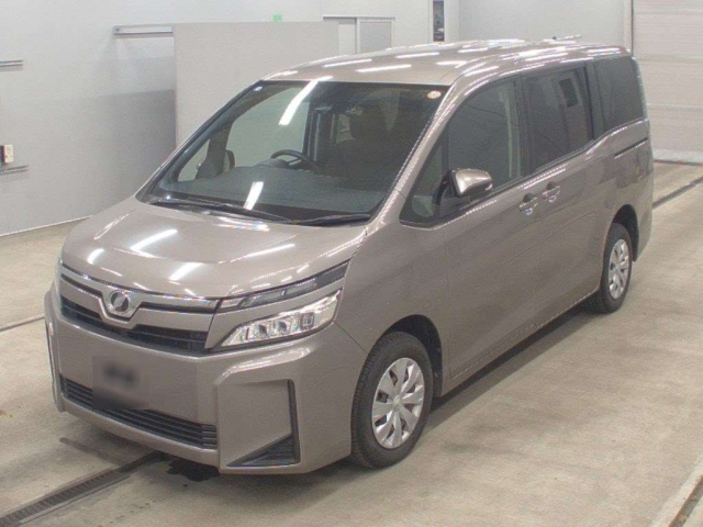 TOYOTA VOXY — фото