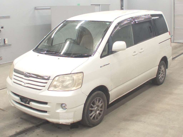 TOYOTA NOAH — фото