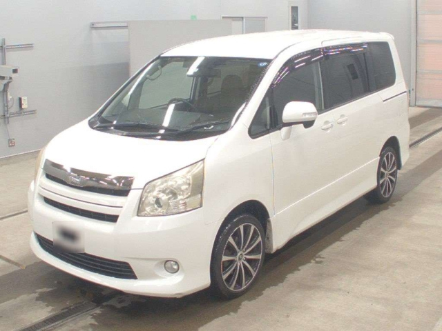 TOYOTA NOAH — фото