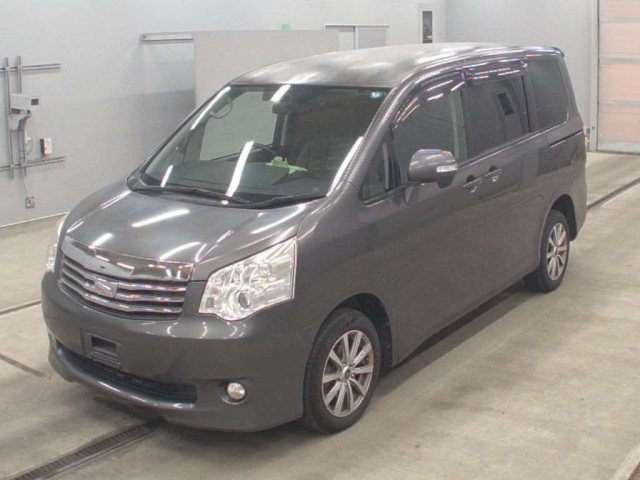 TOYOTA NOAH — фото
