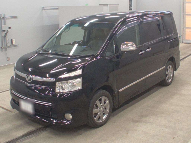 TOYOTA VOXY — фото