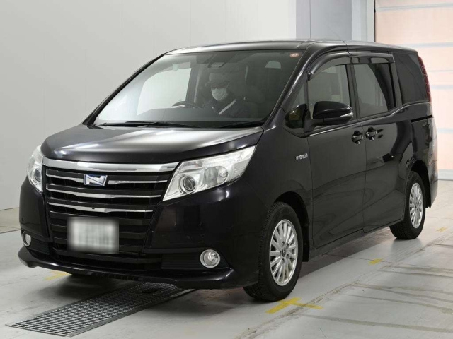 TOYOTA NOAH — фото