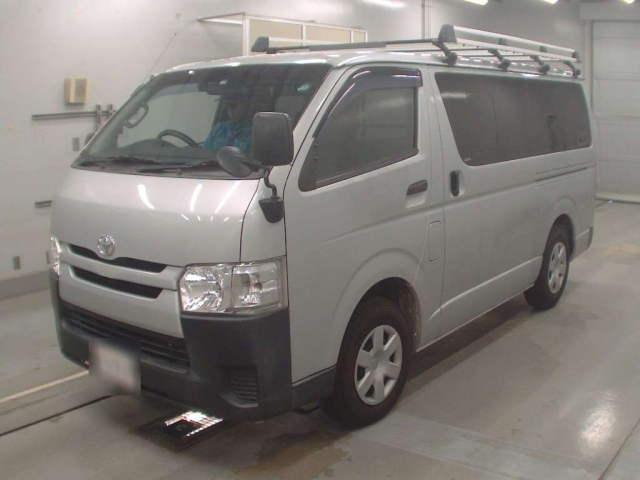 TOYOTA HIACE — фото