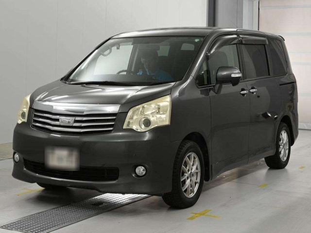 TOYOTA NOAH — фото